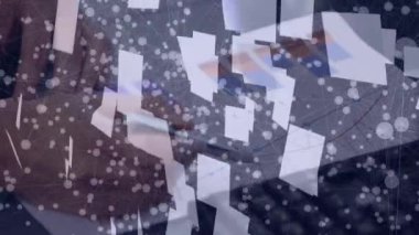 Belgeleri okuyan kişinin yakın görüntüsüne karşı bulut simgesi ve bağlantı ağı. küresel ağ ve iş teknolojisi kavramı