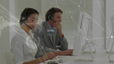 Telefon kulaklığı kullanan iş adamları üzerinden bağlantı ağının animasyonu. küresel bağlantılar, iş, teknoloji ve ağ konsepti dijital olarak oluşturulmuş video.