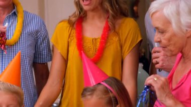 Doğum günü partisinde eğlenen aile yerine beyaz noktaların canlandırılması. çocukluk, parti ve kutlama konsepti dijital olarak oluşturulmuş video.