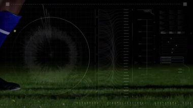 Futbolcu üzerinden tarama ve veri işleme animasyonları. global spor, dijital arayüz, teknoloji ve bağlantılar konsepti dijital olarak oluşturulmuş video.