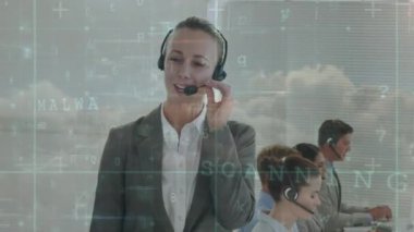 Telefon kulaklığı kullanarak iş adamlarından veri işleme animasyonu. küresel iletişim, dijital arayüz, teknoloji ve bağlantılar konsepti dijital olarak oluşturulmuş video.