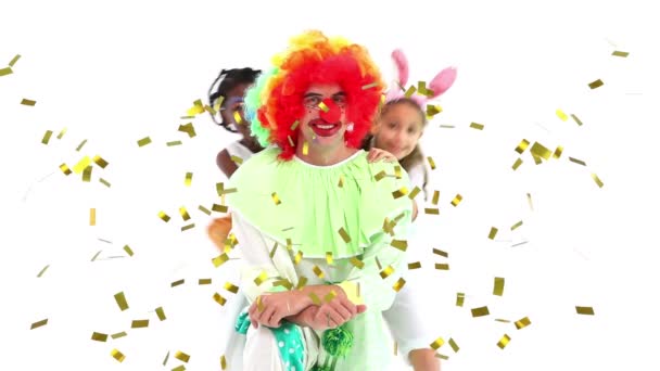 Анимация Золотых Конфетти Над Разнообразными Счастливыми Детьми Клоуном Вечеринке Машущим — стоковое видео