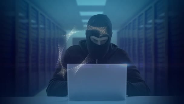 Animation Des Dreiecks Über Hacker Mit Laptop Und Computer Servern — Stockvideo