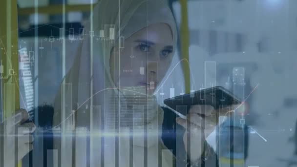 Animación Estadísticas Procesamiento Datos Sobre Mujer Hijab Usando Smartphone Procesamiento — Vídeos de Stock