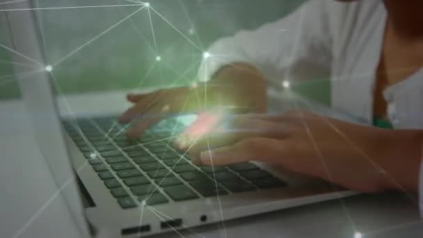 컴퓨터를 사용하는 여학생을 연결되는 네트워크의 애니메이션 글로벌 온라인 디지털 인터페이스 — 비디오