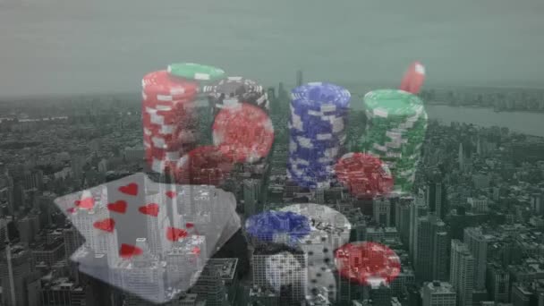 赌场扑克和筹码在城市景观上的动画 纸牌游戏及数码视讯娱乐概念 — 图库视频影像