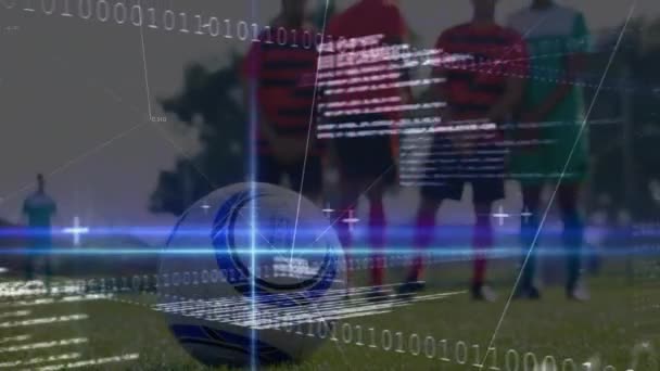 Animering Binär Kodning Och Databehandling Över Fotbollsspelare Globala Sporter Digitalt — Stockvideo