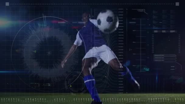 サッカー選手に対するデータ処理のアニメーション 世界中のスポーツ デジタルインターフェース テクノロジーと接続の概念デジタルで生成されたビデオ — ストック動画