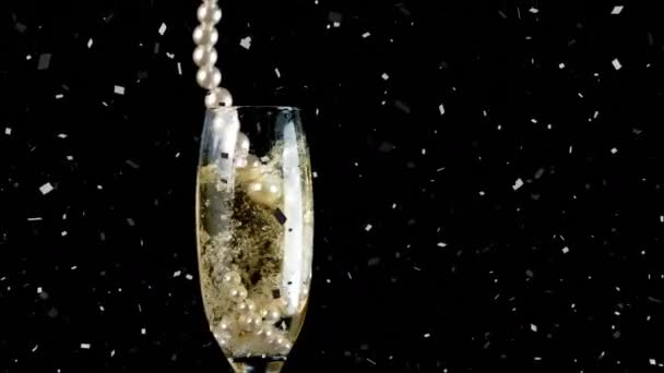 Animatie Van Confetti Parelsnoer Vallen Glas Champagne Zwarte Achtergrond Feest — Stockvideo