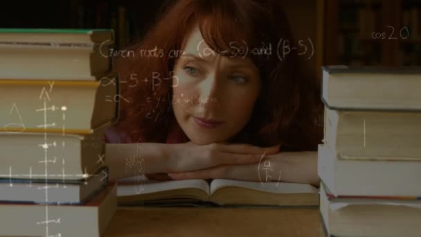 Animering Matematiska Ekvationer Över Kvinnliga Studenter Som Studerar Bibliotek Utbildning — Stockvideo