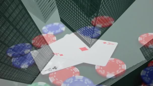 在城市景观上的扑克牌和筹码动画 娱乐及游戏概念数码影片 — 图库视频影像