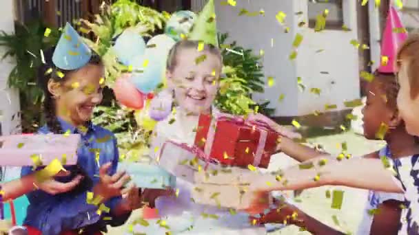 Animation Von Goldkonfetti Über Verschiedenen Fröhlichen Kindern Die Mädchen Bei — Stockvideo