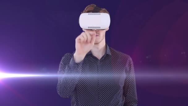 Animação Homem Headset Usando Interface Virtual Com Luz Movimento Roxo — Vídeo de Stock