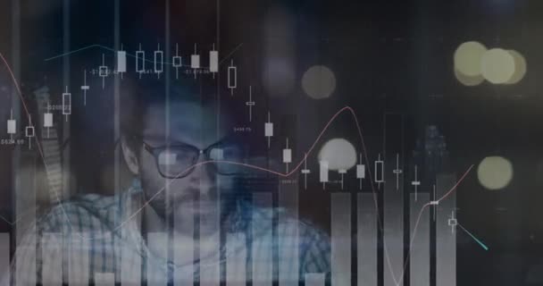 Анимация Обработки Финансовых Данных Поверх Усталого Человека Помощью Компьютера Глобальный — стоковое видео