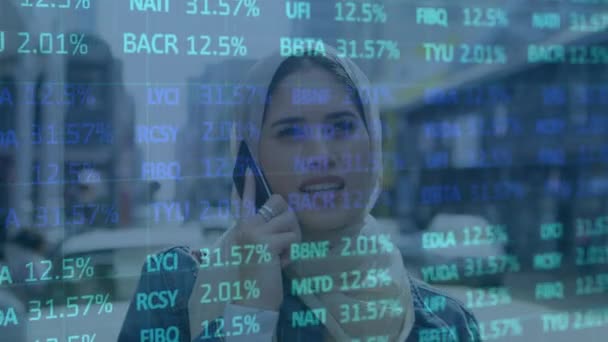 Animación Del Procesamiento Datos Financieros Sobre Mujer Hijab Utilizando Teléfono — Vídeos de Stock