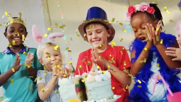 Animação Confetes Caindo Sobre Crianças Com Bolo Aniversário Divertindo Festa — Vídeo de Stock