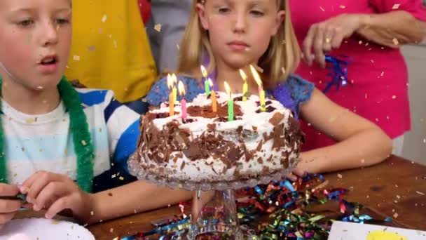 Animazione Coriandoli Che Cadono Sulla Famiglia Divertendosi Alla Festa Compleanno — Video Stock