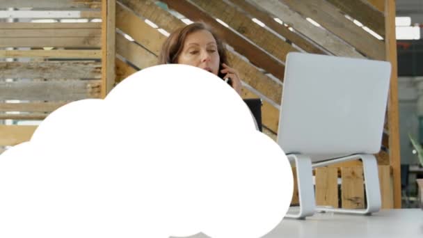 Akıllı Telefon Kullanan Kadını Üzerinde Bulutların Dijital Simgelerin Canlandırılması Küresel — Stok video
