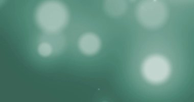 Yeşil arka planda hipnotik hareketle hareket eden parlak beyaz ışık lekeleri. Işık ve hareket kavramı dijital olarak oluşturuldu.