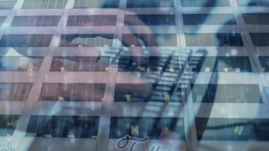 Sosyal medya metninin bilgisayar klavyesinde yazı yazma üzerine animasyonu. küresel sosyal medya, iş dünyası, dijital arayüz, teknoloji ve ağ konsepti dijital olarak oluşturulmuş video.