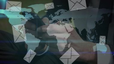 Dünya haritasında birden fazla mesaj simgesi var. Akıllı telefon kullanarak iş adamının orta kesimine karşı. küresel ağ ve iş teknolojisi kavramı