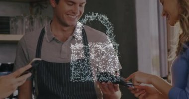 Ödeme terminalini kullanan insanların ağ güvenliği asma kilidinin canlandırılması. küresel iletişim ve veri güvenliği konsepti dijital olarak oluşturulmuş video.