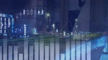 Şehir manzarası üzerinde istatistik ve veri işleme animasyonu. küresel iş, dijital arayüz, teknoloji ve ağ konsepti dijital olarak oluşturulmuş video.