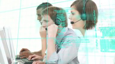 Telefon kulaklığı kullanarak iş adamlarından veri işleme animasyonu. küresel bağlantılar, iş dünyası, dijital arayüz, teknoloji ve ağ konsepti dijital olarak oluşturulmuş video.