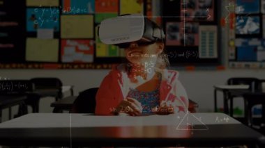 Matematiksel formüllerin vr kulaklık kullanan liseli kız üzerinde canlandırılması. küresel çevrimiçi eğitim, dijital arayüz, teknoloji ve bağlantılar konsepti dijital olarak oluşturulmuş video.