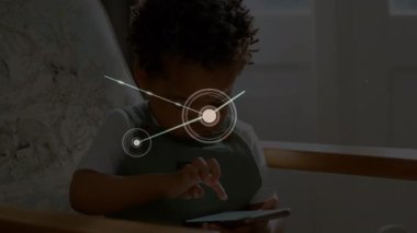 Akıllı telefon kullanan çocuğun üzerindeki simgelerle bağlantı ağlarının animasyonu. küresel teknoloji, dijital arayüz ve bağlantılar konsepti dijital olarak oluşturulmuş video.