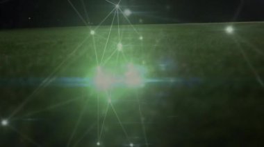 Futbolcu üzerinden bağlantı ağlarının animasyonu. global spor, teknoloji, dijital arayüz ve bağlantılar konsepti dijital olarak oluşturulmuş video.