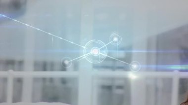 Telefon kulaklığı kullanarak iş kadınlarıyla olan bağlantıların animasyonu. küresel bağlantılar, iş dünyası, dijital arayüz, teknoloji ve ağ konsepti dijital olarak oluşturulmuş video.