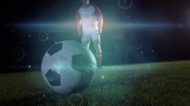 Futbolcu üzerinden bağlantı ağlarının animasyonu. global spor, teknoloji, dijital arayüz ve bağlantılar konsepti dijital olarak oluşturulmuş video.