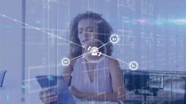 Dijital tabletli Afro-Amerikan kadın kameraya bakarak konuşuyor. küresel ağ ve iş teknolojisi kavramı