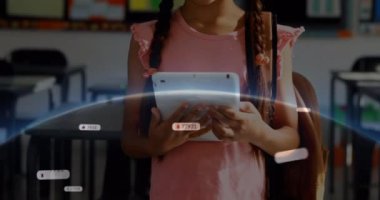 Sosyal medya simgelerinin tablet kullanan liseli kız üzerinde canlandırılması. küresel sosyal medya, iletişim, dijital arayüz, teknoloji ve ağ konsepti dijital olarak oluşturulmuş video.