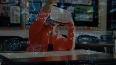 Matematiksel formüllerin vr kulaklık kullanan liseli kız üzerinde canlandırılması. küresel çevrimiçi eğitim, dijital arayüz, teknoloji ve bağlantılar konsepti dijital olarak oluşturulmuş video.