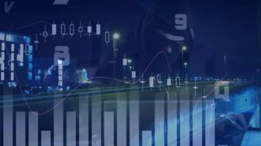 Geceleri grafik ve verilerle arayüzün ve bilgisayar kullanan kişinin animasyonu. küresel iletişim ve veri paylaşım kavramı, dijital olarak oluşturulmuş video.