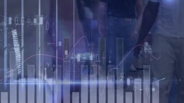 Yoğun şehir caddesinde istatistik ve veri işleme animasyonu. global spor, dijital arayüz, teknoloji ve ağ konsepti dijital olarak oluşturulmuş video.