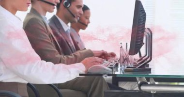 Kulaklık takan çeşitli ofis çalışanlarıyla olan bağlantıların animasyonu. küresel iletişim veri teknolojisi ve dijital güvenlik arayüzü kavramı.