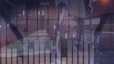 Basketbolcu üzerinden istatistik ve veri işleme animasyonu. global spor, dijital arayüz, teknoloji ve ağ konsepti dijital olarak oluşturulmuş video.