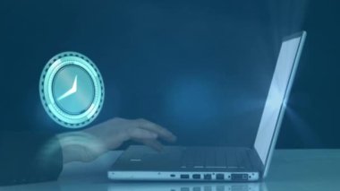 Bağlantılar ve dünya üzerindeki saat animasyonu. küresel teknoloji, dijital arayüz ve bağlantılar konsepti dijital olarak oluşturulmuş video.