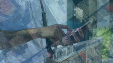 Şehir manzarası üzerinde akıllı telefon kullanan bir adamın animasyonu. küresel iletişim, teknoloji, dijital arayüz ve bağlantılar konsepti dijital olarak oluşturulmuş video.