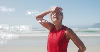 Sahilde gülümseyen yaşlı bir kadın için sosyal medya tebligatları animasyonu. pozitif duygular ve refah sosyal medya konsepti, dijital olarak oluşturulmuş video.