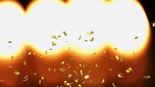 Animation Von Goldkonfetti Das Über Brennende Geburtstagskuchenkerzen Und Bokeh Lichter — Stockvideo