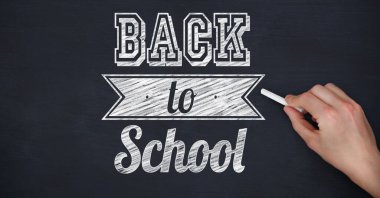 Siyah karatahtanın üzerinden okula dönüş metninin kompozisyonu. eğitim, okul ve öğrenim kavramı dijital olarak oluşturulmuş imaj.