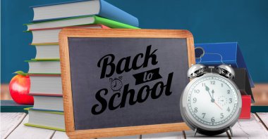 Okul metninin ve okul eşyalarının kompozisyonu. eğitim, okul ve öğrenme kavramı 