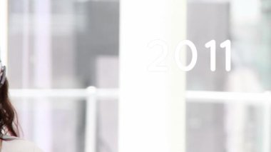 Telefon kulaklığı kullanarak iş kadınının değişen numaralarının animasyonu. küresel iletişim, iş dünyası, dijital arayüz, teknoloji ve ağ konsepti dijital olarak oluşturulmuş video.