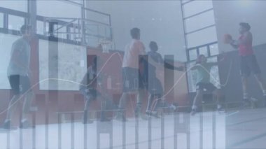 Basketbolcularla ilgili veri işleme ve istatistiklerin animasyonu. global sporlar, iş dünyası, dijital arayüz, teknoloji ve ağ konsepti dijital olarak oluşturulmuş video.