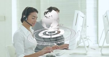 Kulaklık takan çeşitli ofis çalışanlarıyla olan bağlantıların animasyonu. küresel iletişim veri teknolojisi ve dijital güvenlik arayüzü kavramı.