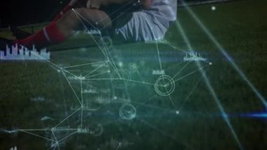 Futbolcu üzerinden bağlantı ağlarının animasyonu. global spor, teknoloji, dijital arayüz ve bağlantılar konsepti dijital olarak oluşturulmuş video.